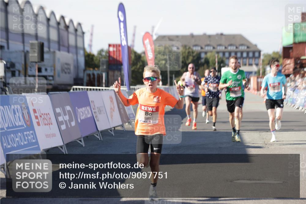 03.10.2025 - Köhlbrandbrückenlauf Jannik Wohlers http://msf.ph/oto/9097751 03.10.2025 12:56:09 Ziel 4041, 4114, 4123, 6206, 6489, 6495, 6778 meine-sportfotos.de