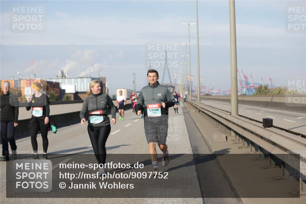 03.10.2025 - Köhlbrandbrückenlauf Jannik Wohlers http://msf.ph/oto/9097752 03.10.2025 10:18:40 Position 3 2548, 2182 meine-sportfotos.de