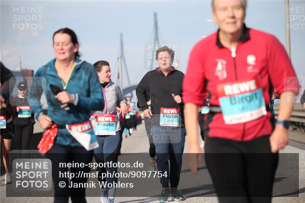 03.10.2025 - Köhlbrandbrückenlauf Jannik Wohlers http://msf.ph/oto/9097754 03.10.2025 10:16:23 Position 3 2014, 3442, 3437 meine-sportfotos.de