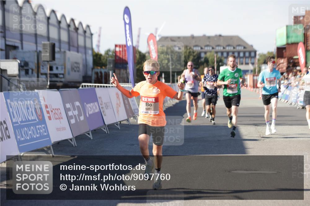 03.10.2025 - Köhlbrandbrückenlauf Jannik Wohlers http://msf.ph/oto/9097760 03.10.2025 12:56:09 Ziel 4041, 4114, 4123, 6206, 6489, 6495, 6778 meine-sportfotos.de