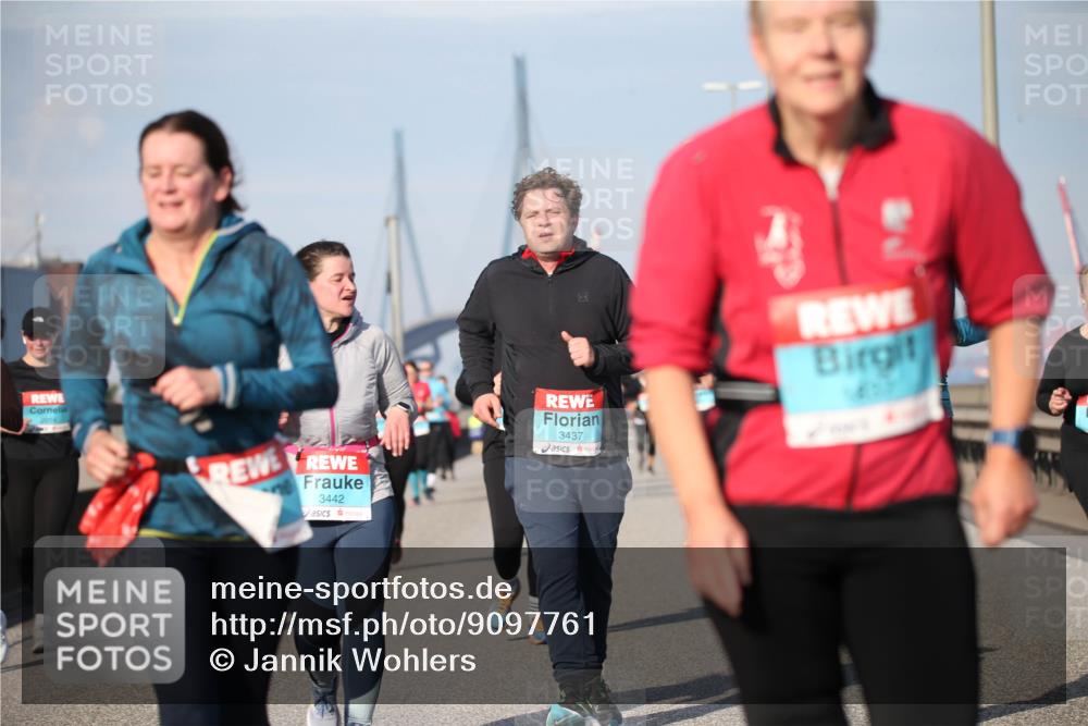 03.10.2025 - Köhlbrandbrückenlauf Jannik Wohlers http://msf.ph/oto/9097761 03.10.2025 10:16:24 Position 3 3442, 3437 meine-sportfotos.de