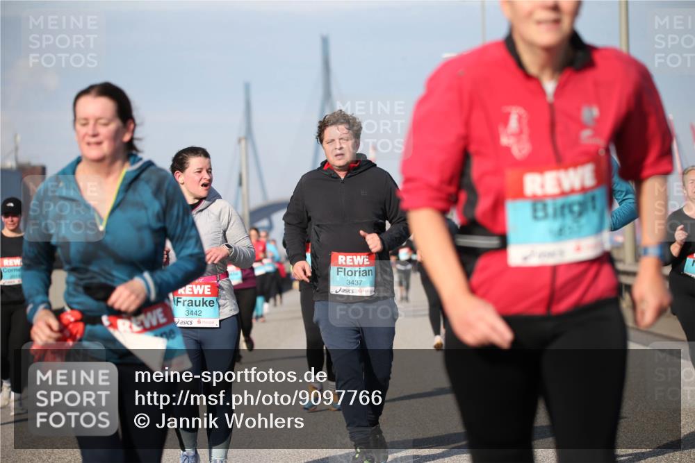 03.10.2025 - Köhlbrandbrückenlauf Jannik Wohlers http://msf.ph/oto/9097766 03.10.2025 10:16:24 Position 3 3442, 3437 meine-sportfotos.de
