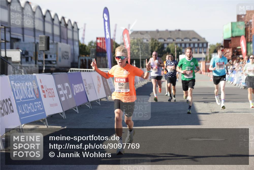 03.10.2025 - Köhlbrandbrückenlauf Jannik Wohlers http://msf.ph/oto/9097769 03.10.2025 12:56:09 Ziel 4041, 4114, 4123, 6206, 6489, 6495, 6778 meine-sportfotos.de