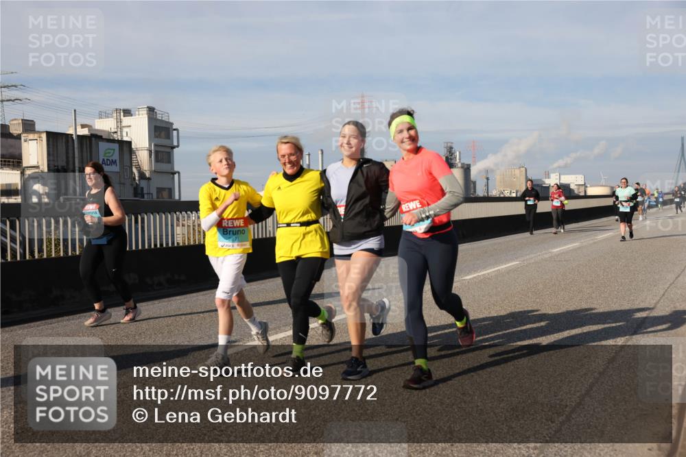 03.10.2025 - Köhlbrandbrückenlauf Lena Gebhardt http://msf.ph/oto/9097772 03.10.2025 10:10:18 Position 2 2871 meine-sportfotos.de