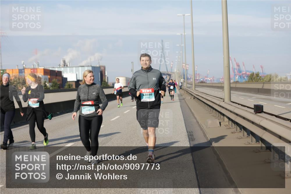 03.10.2025 - Köhlbrandbrückenlauf Jannik Wohlers http://msf.ph/oto/9097773 03.10.2025 10:18:41 Position 3 2548, 2182 meine-sportfotos.de