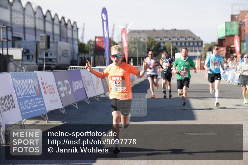 03.10.2025 - Köhlbrandbrückenlauf Jannik Wohlers http://msf.ph/oto/9097778 03.10.2025 12:56:09 Ziel 4041, 4114, 4123, 6206, 6489, 6495, 6778 meine-sportfotos.de