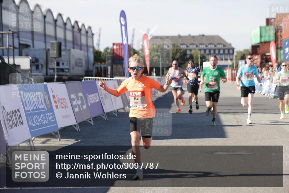 03.10.2025 - Köhlbrandbrückenlauf Jannik Wohlers http://msf.ph/oto/9097787 03.10.2025 12:56:09 Ziel 4041, 4114, 4123, 6206, 6489, 6495, 6778 meine-sportfotos.de