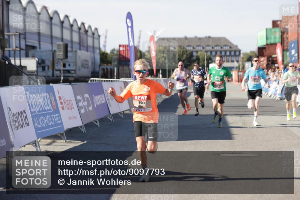03.10.2025 - Köhlbrandbrückenlauf Jannik Wohlers http://msf.ph/oto/9097793 03.10.2025 12:56:09 Ziel 4041, 4114, 4123, 6206, 6489, 6495, 6778 meine-sportfotos.de