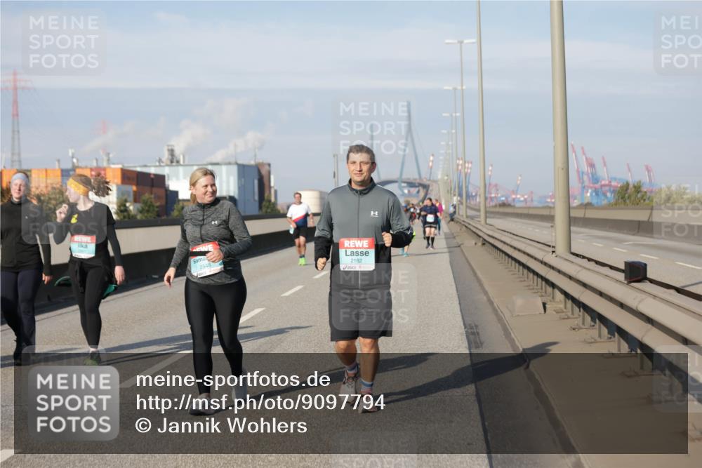 03.10.2025 - Köhlbrandbrückenlauf Jannik Wohlers http://msf.ph/oto/9097794 03.10.2025 10:18:41 Position 3 2548, 2182 meine-sportfotos.de