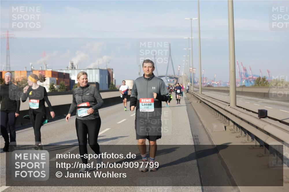 03.10.2025 - Köhlbrandbrückenlauf Jannik Wohlers http://msf.ph/oto/9097799 03.10.2025 10:18:41 Position 3 2548, 2182 meine-sportfotos.de