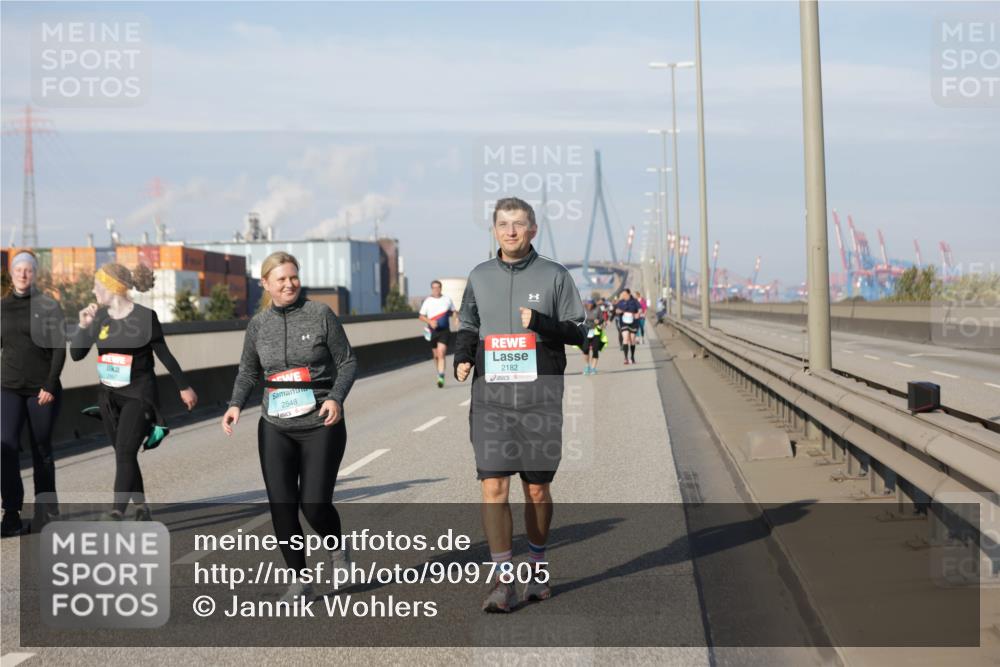03.10.2025 - Köhlbrandbrückenlauf Jannik Wohlers http://msf.ph/oto/9097805 03.10.2025 10:18:41 Position 3 2548, 2182 meine-sportfotos.de