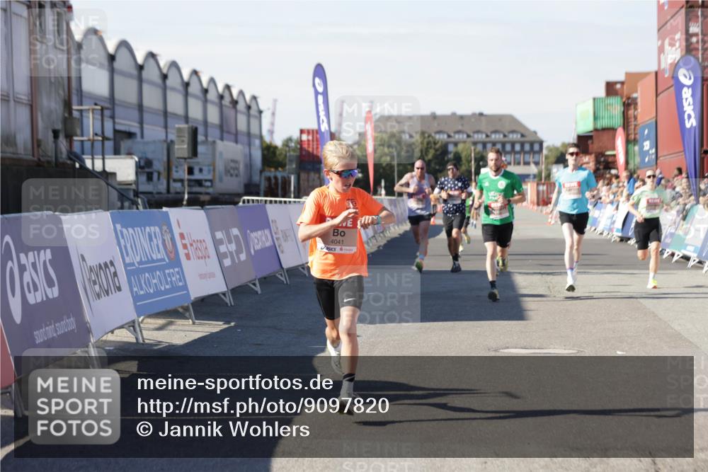 03.10.2025 - Köhlbrandbrückenlauf Jannik Wohlers http://msf.ph/oto/9097820 03.10.2025 12:56:09 Ziel 4041, 4114, 4123, 6206, 6489, 6495, 6778 meine-sportfotos.de