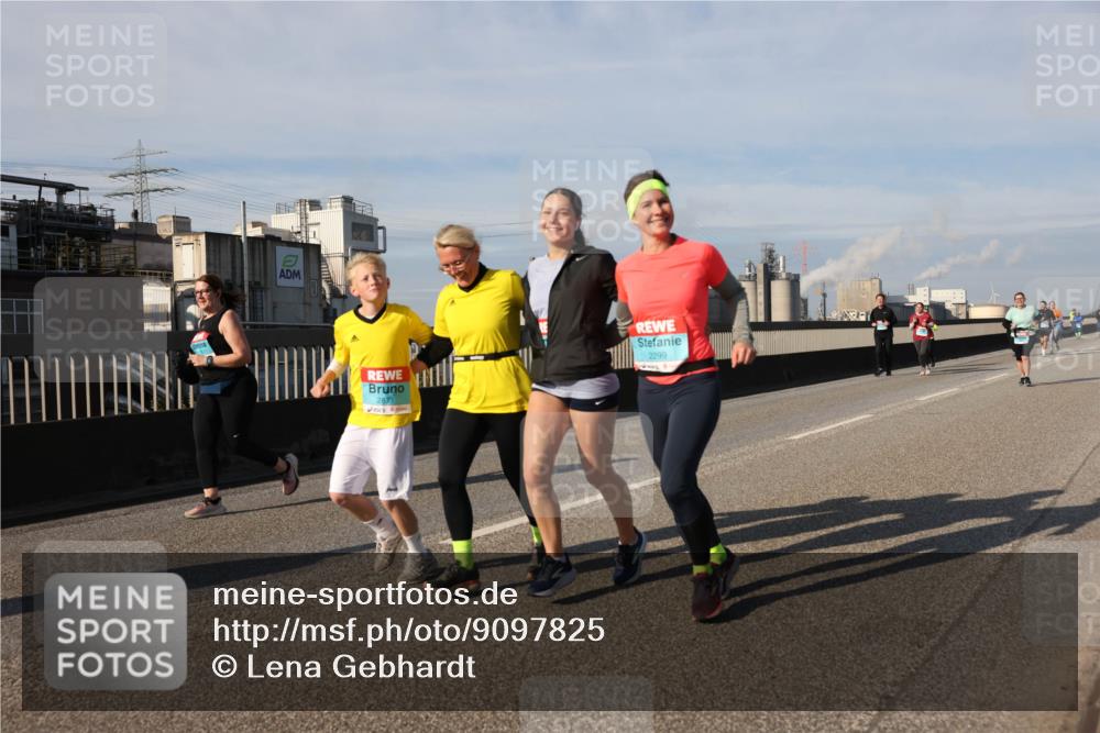 03.10.2025 - Köhlbrandbrückenlauf Lena Gebhardt http://msf.ph/oto/9097825 03.10.2025 10:10:19 Position 2 2871, 2299 meine-sportfotos.de