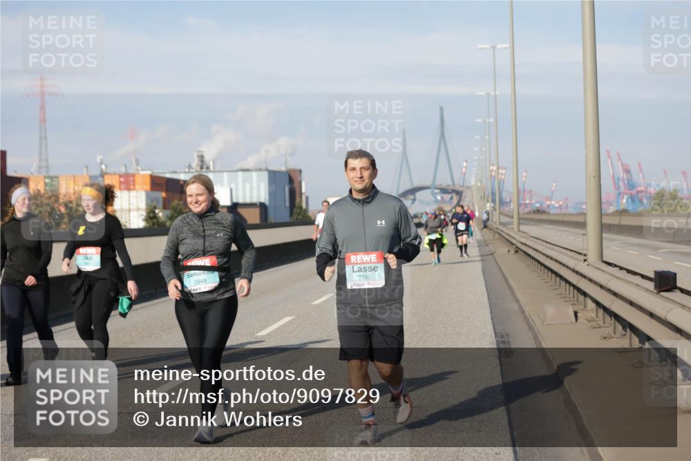 03.10.2025 - Köhlbrandbrückenlauf Jannik Wohlers http://msf.ph/oto/9097829 03.10.2025 10:18:41 Position 3 2548, 2182 meine-sportfotos.de