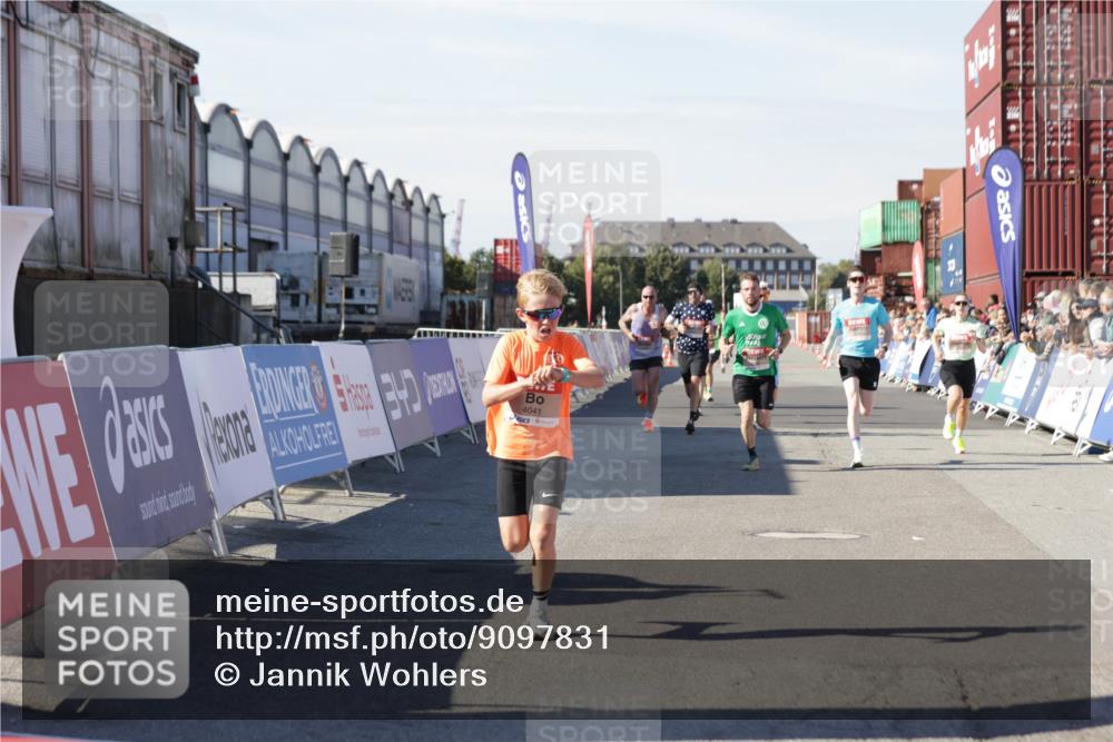 03.10.2025 - Köhlbrandbrückenlauf Jannik Wohlers http://msf.ph/oto/9097831 03.10.2025 12:56:09 Ziel 4041, 4114, 4123, 6206, 6489, 6495, 6778 meine-sportfotos.de