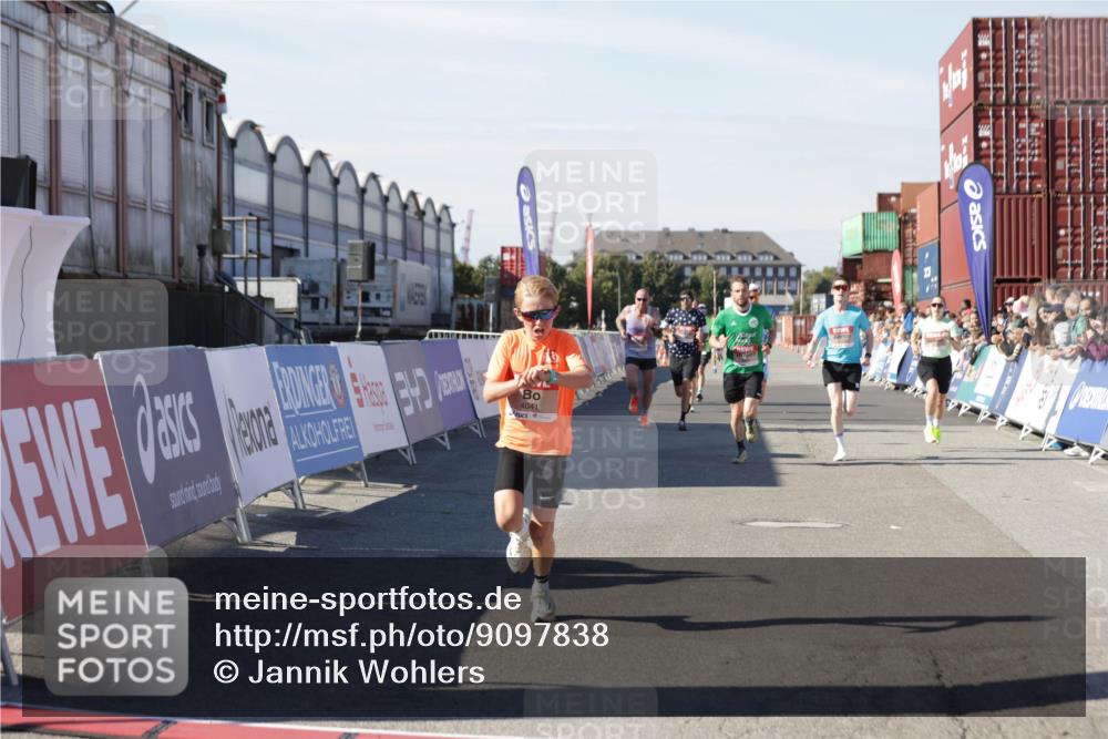 03.10.2025 - Köhlbrandbrückenlauf Jannik Wohlers http://msf.ph/oto/9097838 03.10.2025 12:56:09 Ziel 4041, 4114, 4123, 6206, 6489, 6495, 6778 meine-sportfotos.de