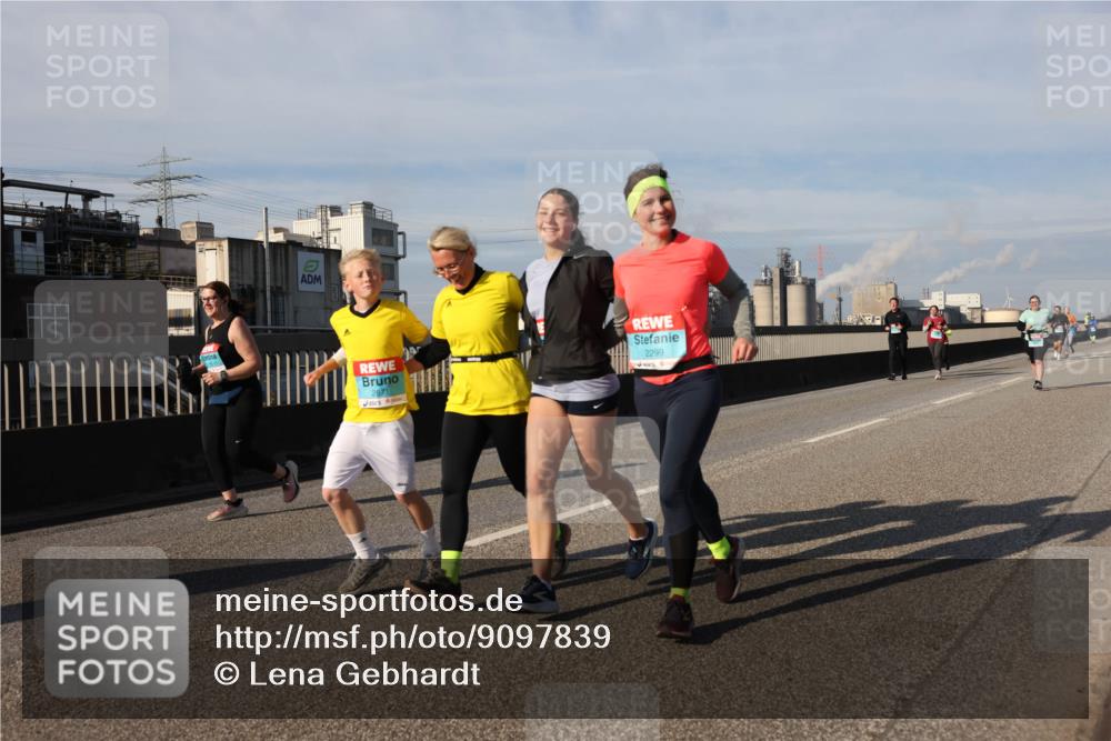 03.10.2025 - Köhlbrandbrückenlauf Lena Gebhardt http://msf.ph/oto/9097839 03.10.2025 10:10:19 Position 2 2871, 2299 meine-sportfotos.de