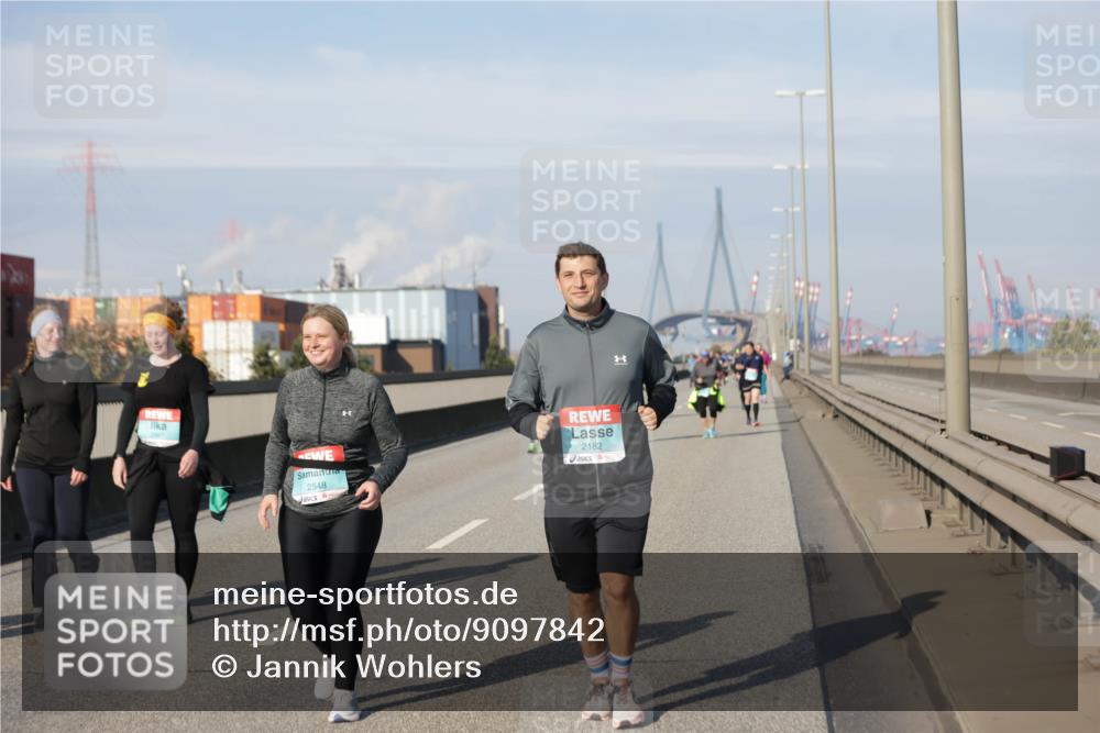 03.10.2025 - Köhlbrandbrückenlauf Jannik Wohlers http://msf.ph/oto/9097842 03.10.2025 10:18:41 Position 3 2548, 2182 meine-sportfotos.de
