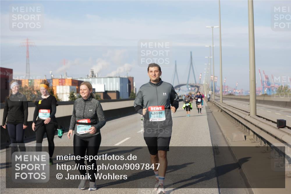 03.10.2025 - Köhlbrandbrückenlauf Jannik Wohlers http://msf.ph/oto/9097847 03.10.2025 10:18:41 Position 3 2548, 2182 meine-sportfotos.de