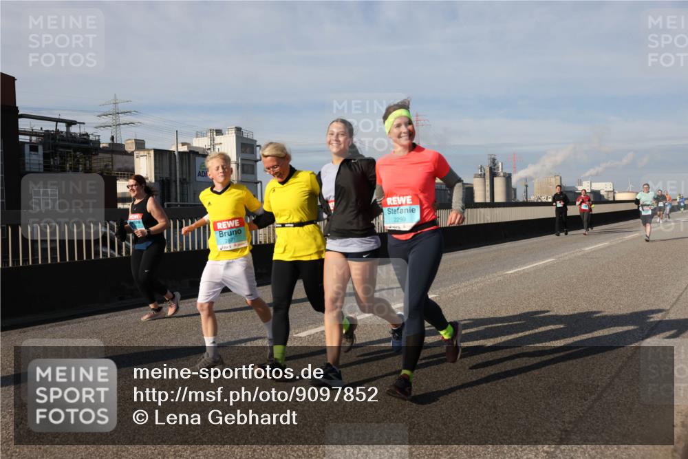 03.10.2025 - Köhlbrandbrückenlauf Lena Gebhardt http://msf.ph/oto/9097852 03.10.2025 10:10:19 Position 2 2871, 2299 meine-sportfotos.de