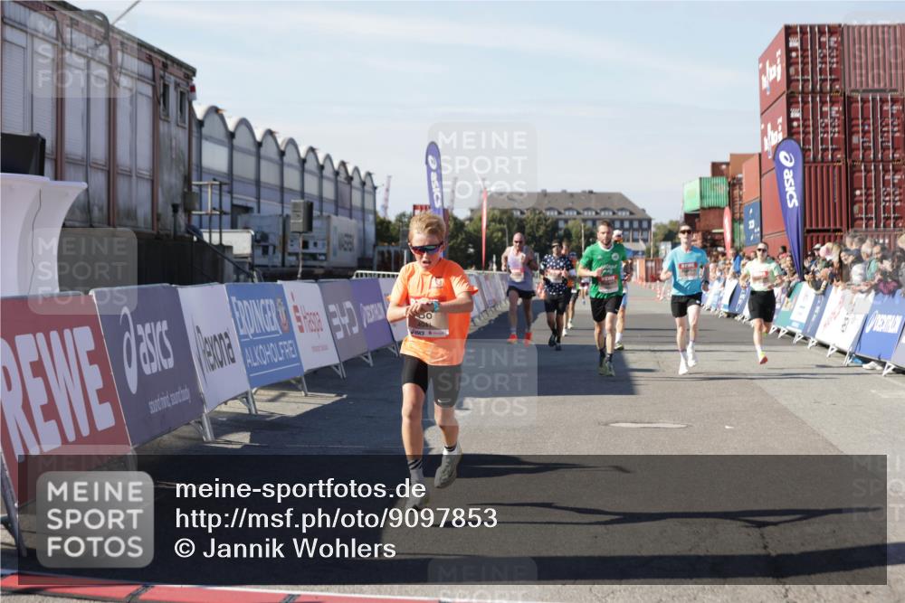 03.10.2025 - Köhlbrandbrückenlauf Jannik Wohlers http://msf.ph/oto/9097853 03.10.2025 12:56:09 Ziel 4041, 4114, 4123, 6206, 6489, 6495, 6778 meine-sportfotos.de