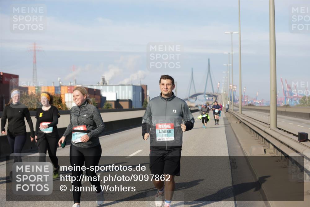 03.10.2025 - Köhlbrandbrückenlauf Jannik Wohlers http://msf.ph/oto/9097862 03.10.2025 10:18:42 Position 3 2548, 2182 meine-sportfotos.de