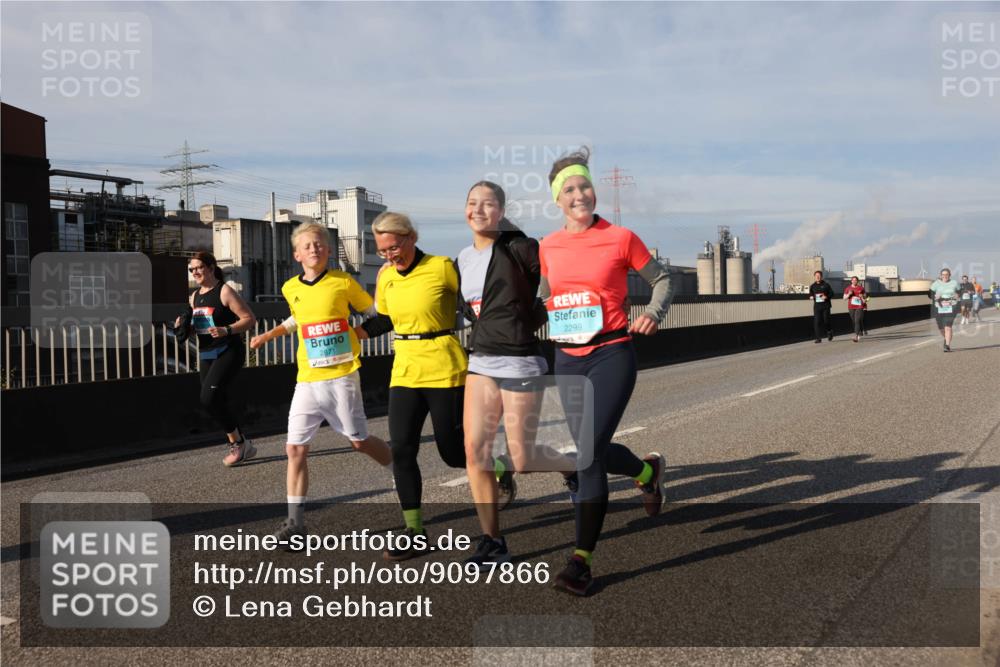 03.10.2025 - Köhlbrandbrückenlauf Lena Gebhardt http://msf.ph/oto/9097866 03.10.2025 10:10:19 Position 2 2871, 2299 meine-sportfotos.de