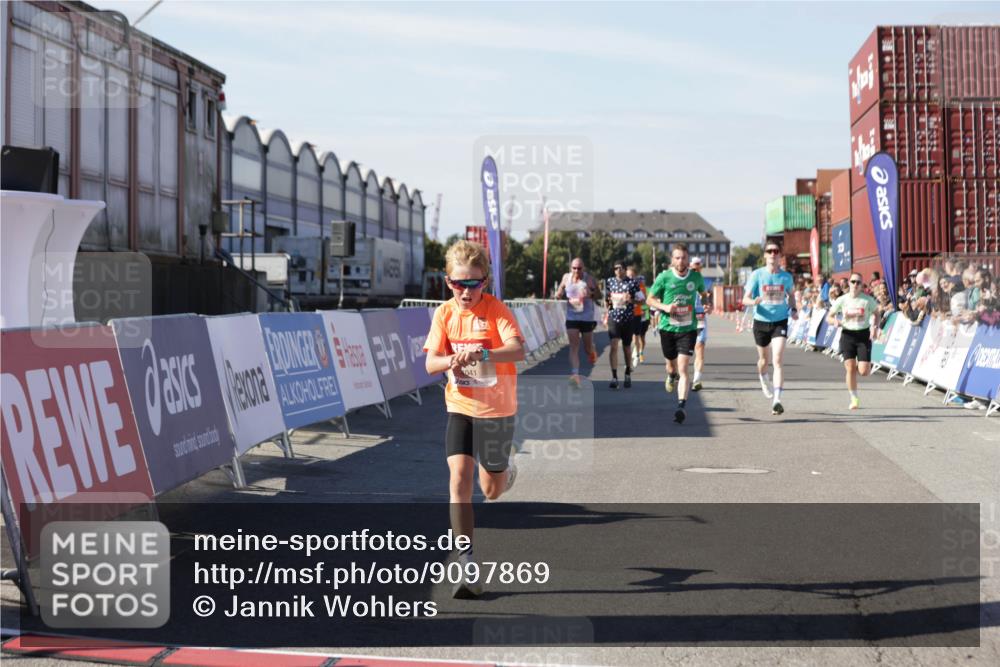 03.10.2025 - Köhlbrandbrückenlauf Jannik Wohlers http://msf.ph/oto/9097869 03.10.2025 12:56:09 Ziel 4041, 4114, 4123, 6206, 6489, 6495, 6778 meine-sportfotos.de