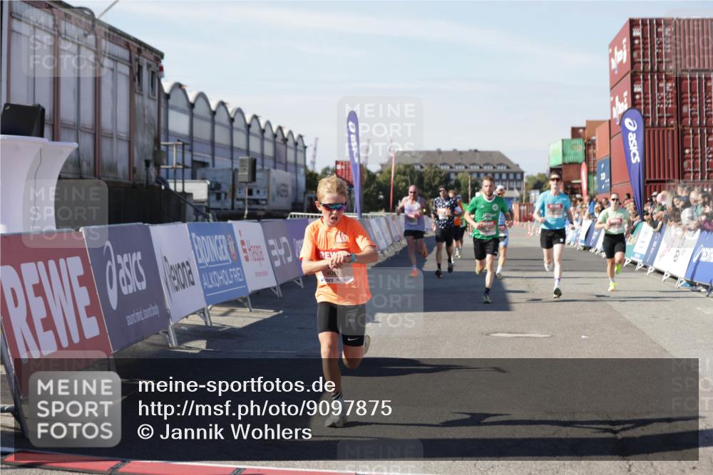 03.10.2025 - Köhlbrandbrückenlauf Jannik Wohlers http://msf.ph/oto/9097875 03.10.2025 12:56:09 Ziel 4041, 4114, 4123, 6206, 6489, 6495, 6778 meine-sportfotos.de