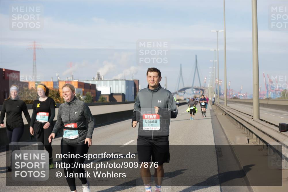 03.10.2025 - Köhlbrandbrückenlauf Jannik Wohlers http://msf.ph/oto/9097876 03.10.2025 10:18:42 Position 3 2548, 2182 meine-sportfotos.de