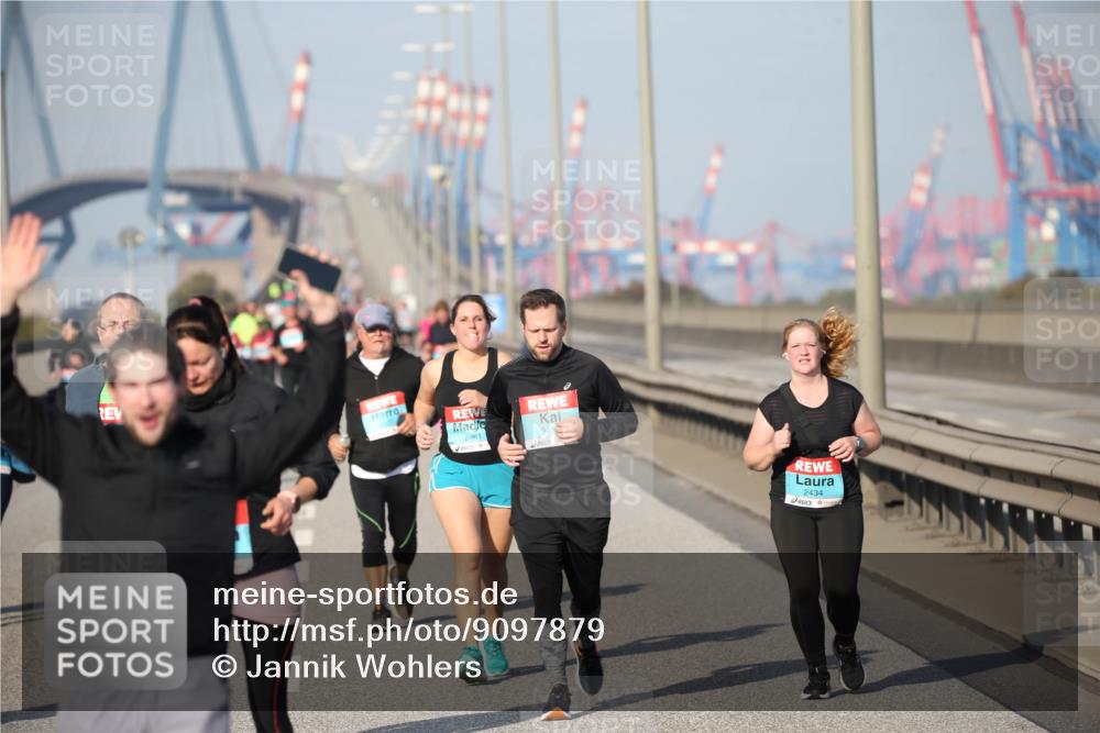 03.10.2025 - Köhlbrandbrückenlauf Jannik Wohlers http://msf.ph/oto/9097879 03.10.2025 10:16:38 Position 3 2261, 347, 2434 meine-sportfotos.de