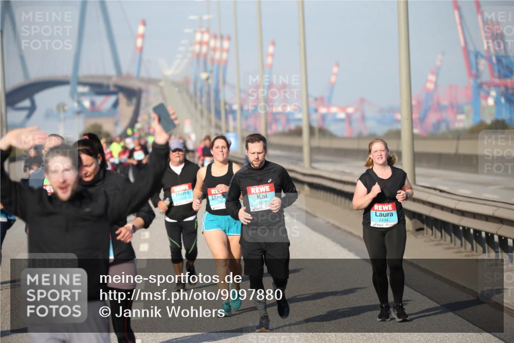 03.10.2025 - Köhlbrandbrückenlauf Jannik Wohlers http://msf.ph/oto/9097880 03.10.2025 10:16:38 Position 3 2261, 3475, 2434 meine-sportfotos.de