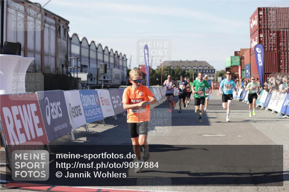 03.10.2025 - Köhlbrandbrückenlauf Jannik Wohlers http://msf.ph/oto/9097884 03.10.2025 12:56:09 Ziel 4041, 4114, 4123, 6206, 6489, 6495, 6778 meine-sportfotos.de