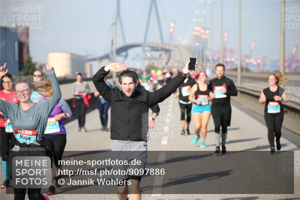 03.10.2025 - Köhlbrandbrückenlauf Jannik Wohlers http://msf.ph/oto/9097886 03.10.2025 10:16:39 Position 3 1136 meine-sportfotos.de
