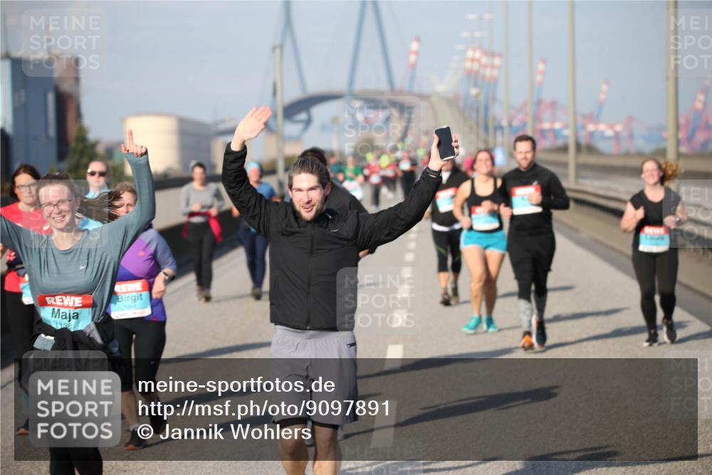 03.10.2025 - Köhlbrandbrückenlauf Jannik Wohlers http://msf.ph/oto/9097891 03.10.2025 10:16:39 Position 3 1128 meine-sportfotos.de
