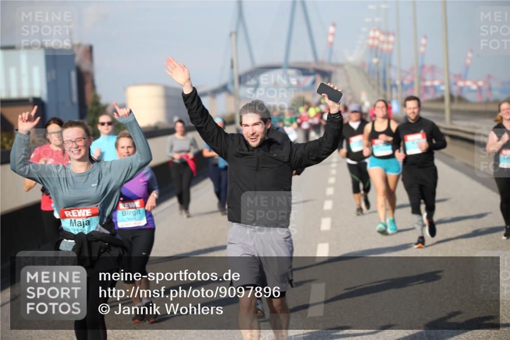 03.10.2025 - Köhlbrandbrückenlauf Jannik Wohlers http://msf.ph/oto/9097896 03.10.2025 10:16:39 Position 3 1136, 3094 meine-sportfotos.de