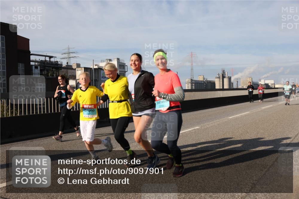 03.10.2025 - Köhlbrandbrückenlauf Lena Gebhardt http://msf.ph/oto/9097901 03.10.2025 10:10:19 Position 2 2299 meine-sportfotos.de
