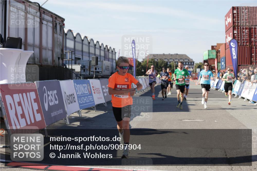 03.10.2025 - Köhlbrandbrückenlauf Jannik Wohlers http://msf.ph/oto/9097904 03.10.2025 12:56:10 Ziel 4041, 4050, 4078, 4114, 4123, 5957, 6206, 6489, 6495, 6778 meine-sportfotos.de