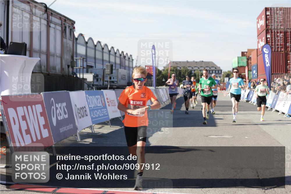 03.10.2025 - Köhlbrandbrückenlauf Jannik Wohlers http://msf.ph/oto/9097912 03.10.2025 12:56:10 Ziel 4041, 4050, 4078, 4114, 4123, 5957, 6206, 6489, 6495, 6778 meine-sportfotos.de