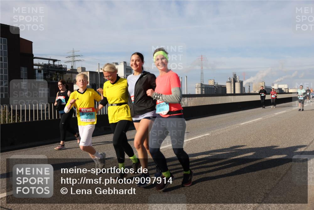 03.10.2025 - Köhlbrandbrückenlauf Lena Gebhardt http://msf.ph/oto/9097914 03.10.2025 10:10:19 Position 2  meine-sportfotos.de