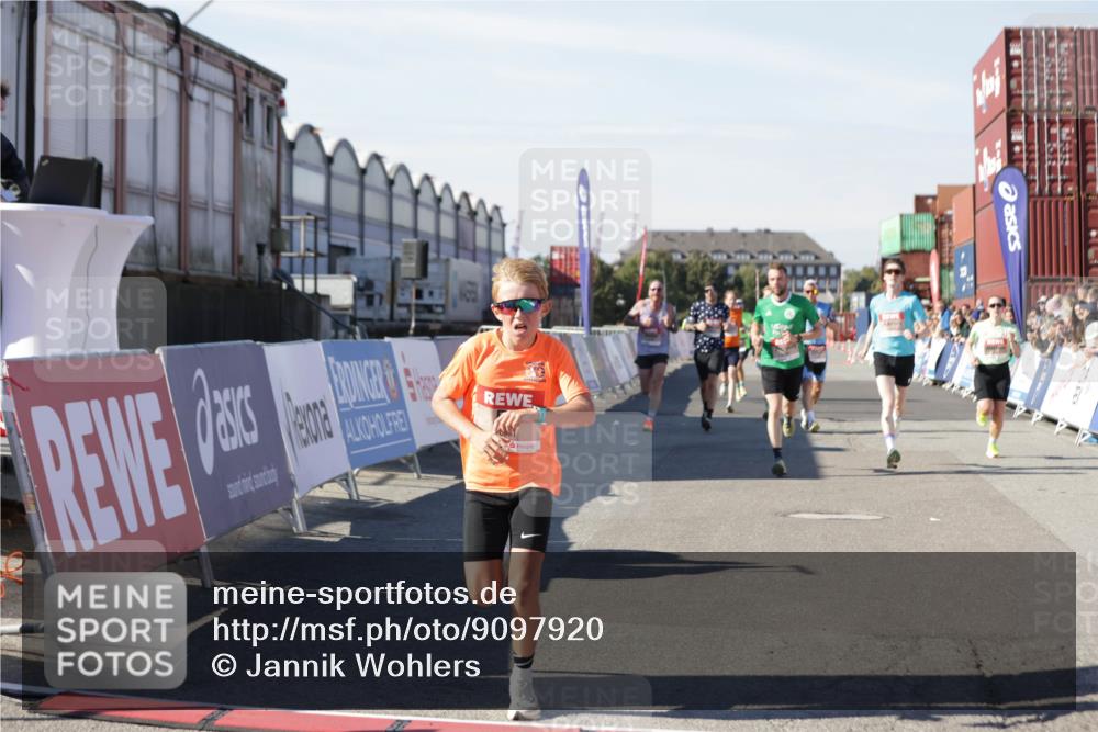 03.10.2025 - Köhlbrandbrückenlauf Jannik Wohlers http://msf.ph/oto/9097920 03.10.2025 12:56:10 Ziel 4041, 4050, 4078, 4114, 4123, 5957, 6206, 6489, 6495, 6778 meine-sportfotos.de