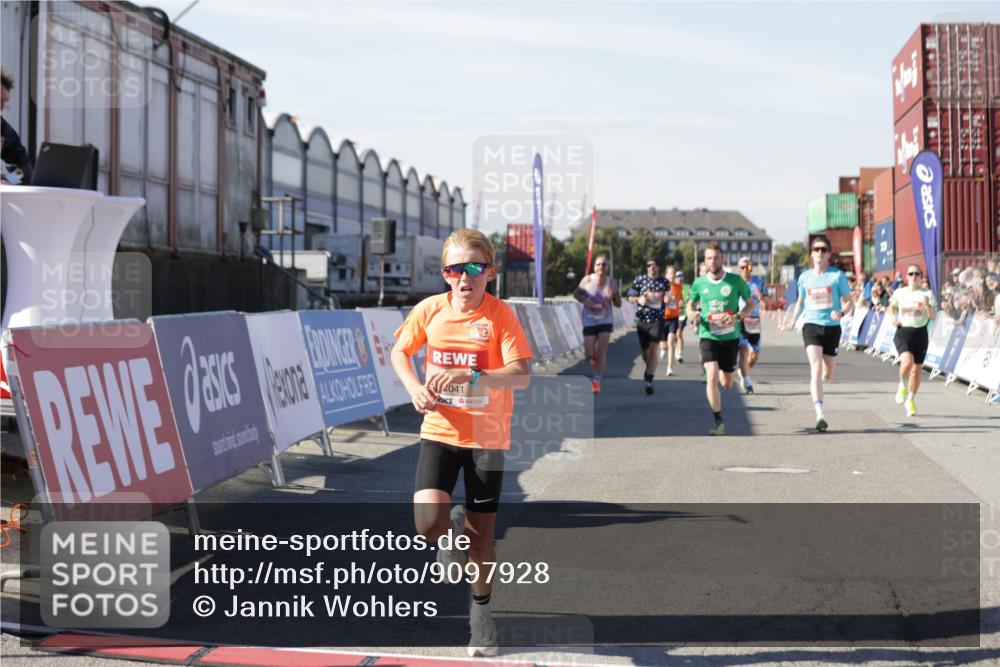 03.10.2025 - Köhlbrandbrückenlauf Jannik Wohlers http://msf.ph/oto/9097928 03.10.2025 12:56:10 Ziel 4041, 4050, 4078, 4114, 4123, 5957, 6206, 6489, 6495, 6778 meine-sportfotos.de
