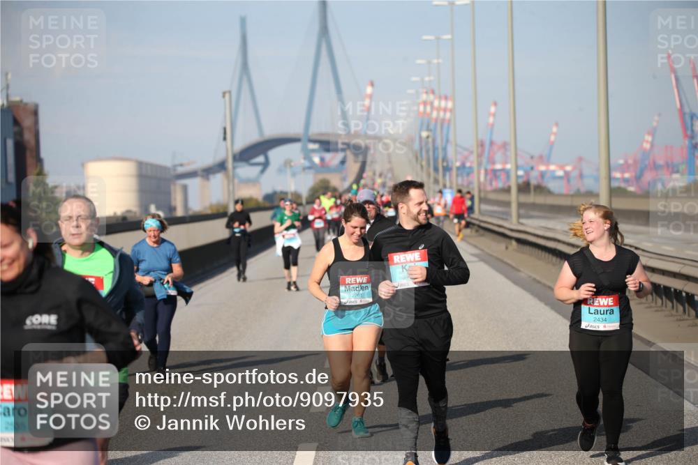 03.10.2025 - Köhlbrandbrückenlauf Jannik Wohlers http://msf.ph/oto/9097935 03.10.2025 10:16:42 Position 3 2261, 2595, 2434 meine-sportfotos.de