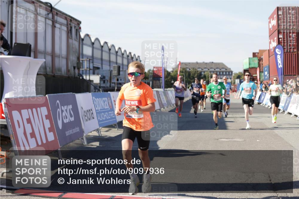 03.10.2025 - Köhlbrandbrückenlauf Jannik Wohlers http://msf.ph/oto/9097936 03.10.2025 12:56:10 Ziel 4041, 4050, 4078, 4114, 4123, 5957, 6206, 6489, 6495, 6778 meine-sportfotos.de