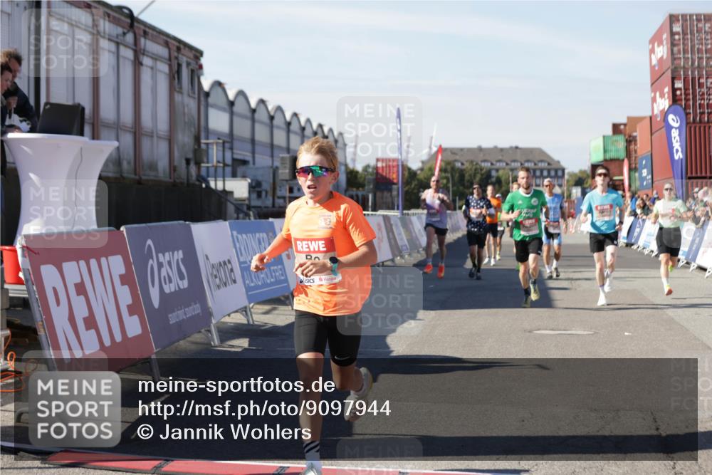 03.10.2025 - Köhlbrandbrückenlauf Jannik Wohlers http://msf.ph/oto/9097944 03.10.2025 12:56:10 Ziel 4041, 4050, 4078, 4114, 4123, 5957, 6206, 6489, 6495, 6778 meine-sportfotos.de