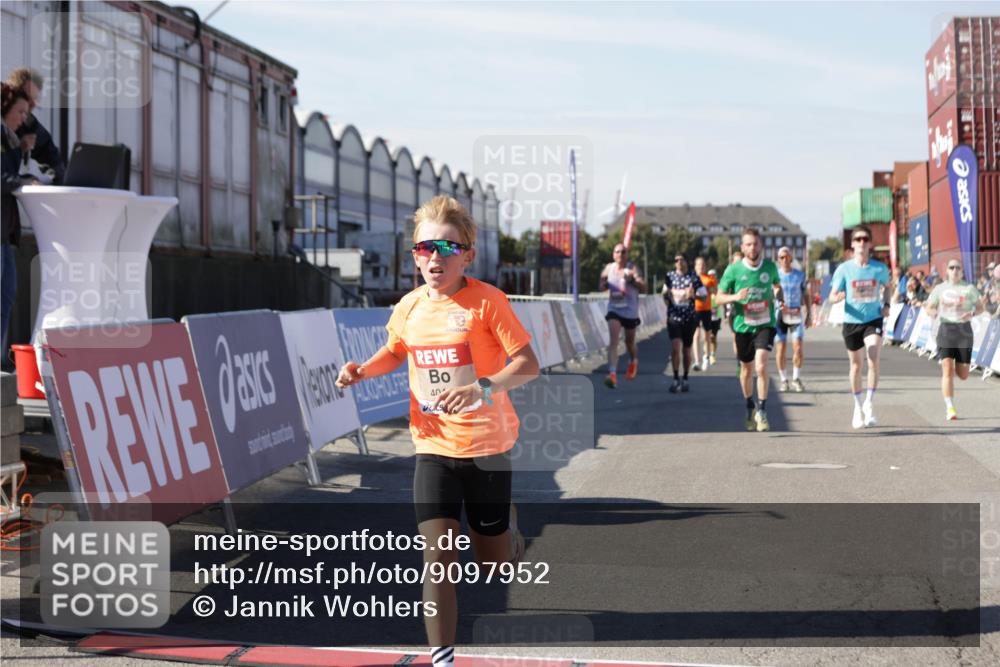 03.10.2025 - Köhlbrandbrückenlauf Jannik Wohlers http://msf.ph/oto/9097952 03.10.2025 12:56:10 Ziel 4041, 4050, 4078, 4114, 4123, 5957, 6206, 6489, 6495, 6778 meine-sportfotos.de