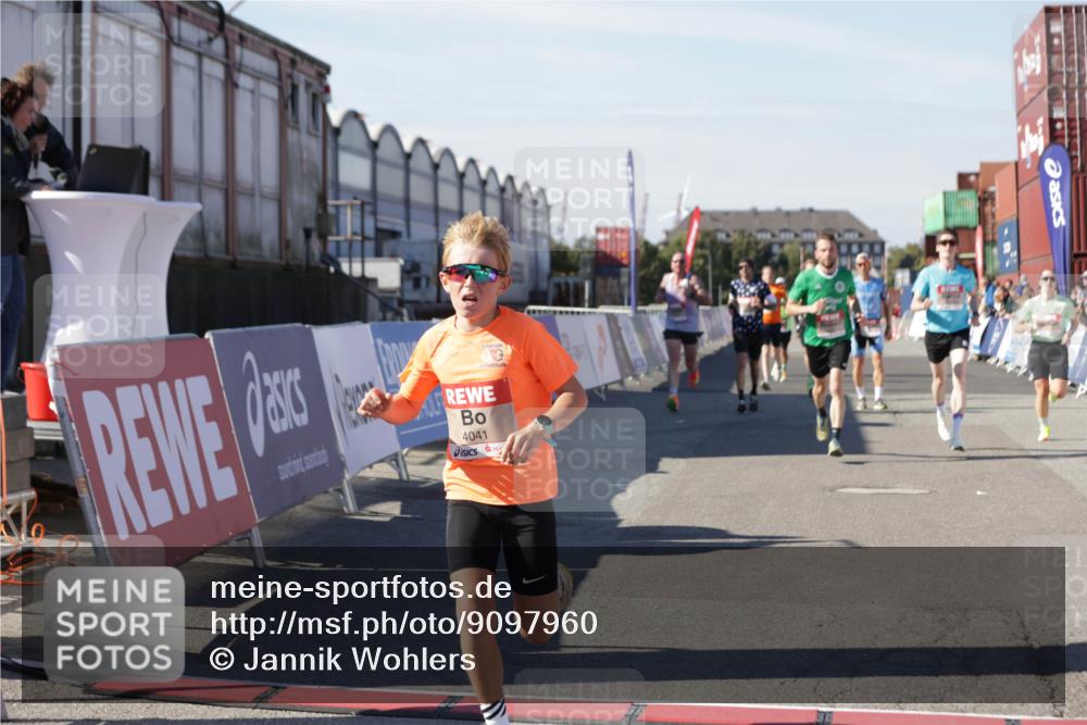 03.10.2025 - Köhlbrandbrückenlauf Jannik Wohlers http://msf.ph/oto/9097960 03.10.2025 12:56:10 Ziel 4041, 4050, 4078, 4114, 4123, 5957, 6206, 6489, 6495, 6778 meine-sportfotos.de