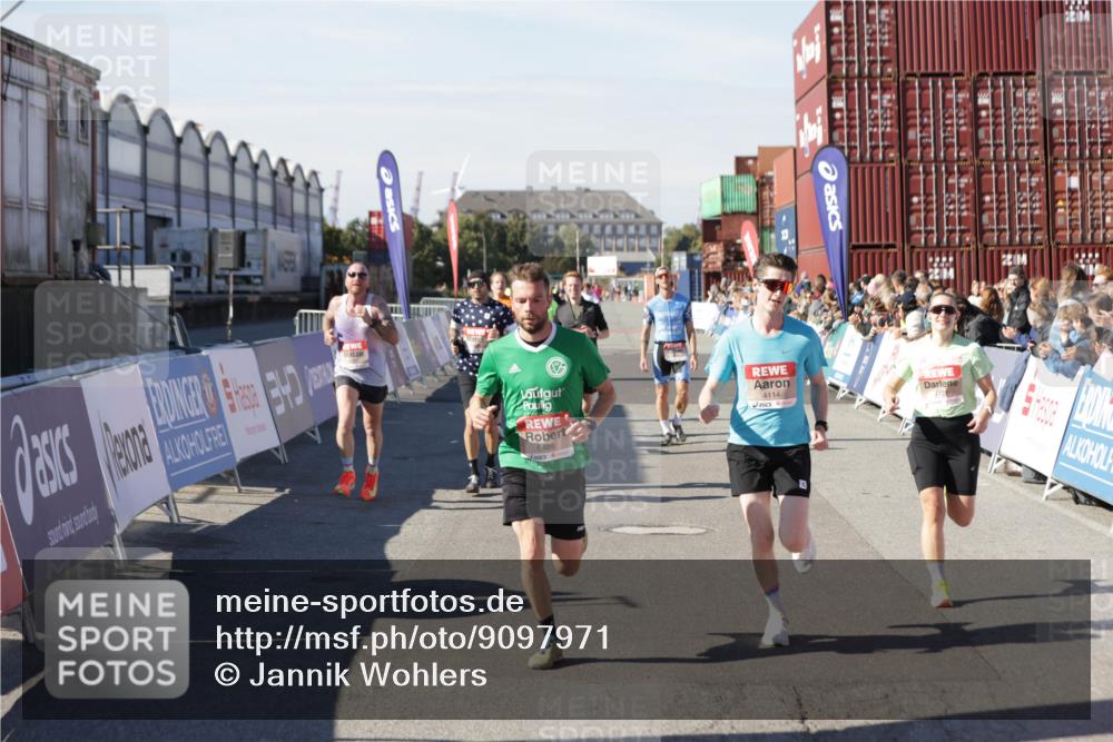 03.10.2025 - Köhlbrandbrückenlauf Jannik Wohlers http://msf.ph/oto/9097971 03.10.2025 12:56:12 Ziel 4041, 4050, 4078, 4114, 4123, 5957, 6206, 6489, 6495, 6778 meine-sportfotos.de