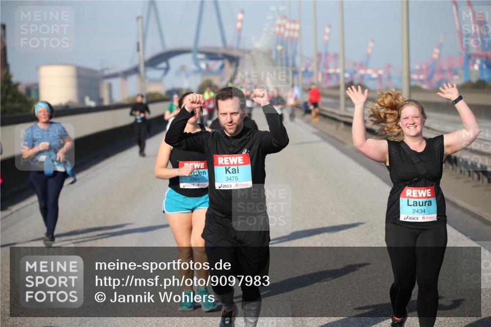 03.10.2025 - Köhlbrandbrückenlauf Jannik Wohlers http://msf.ph/oto/9097983 03.10.2025 10:16:44 Position 3 2261, 3475, 2434 meine-sportfotos.de
