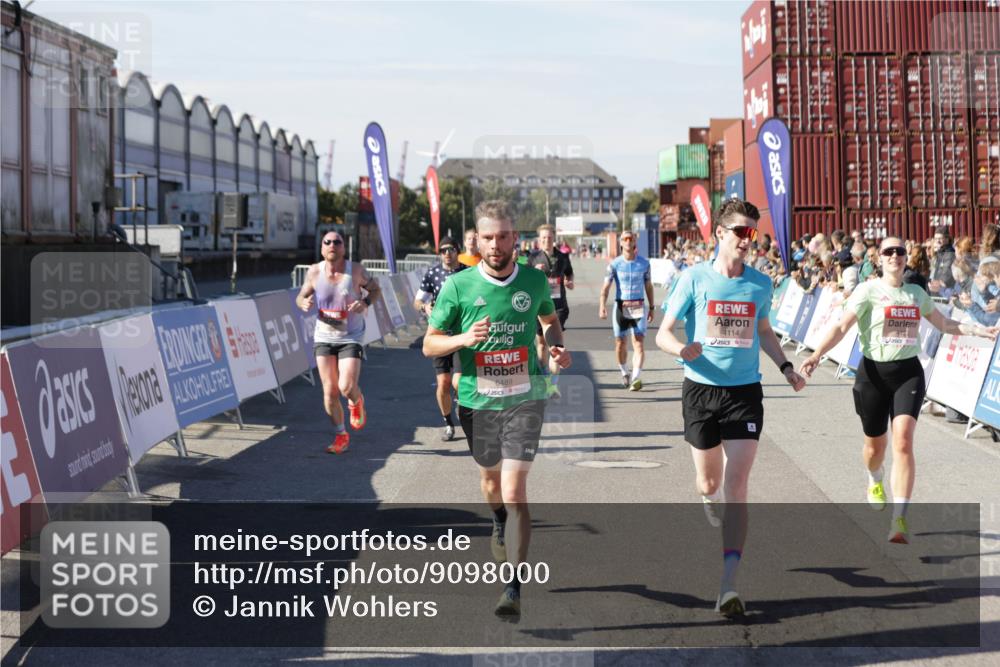 03.10.2025 - Köhlbrandbrückenlauf Jannik Wohlers http://msf.ph/oto/9098000 03.10.2025 12:56:12 Ziel 4041, 4050, 4078, 4114, 4123, 5957, 6206, 6489, 6495, 6778 meine-sportfotos.de